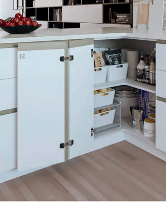 Charnières et ferrures installées dans un meuble d’angle de cuisine