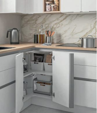 Portes de meuble de cuisine ouvertes avec leurs charnières visibles