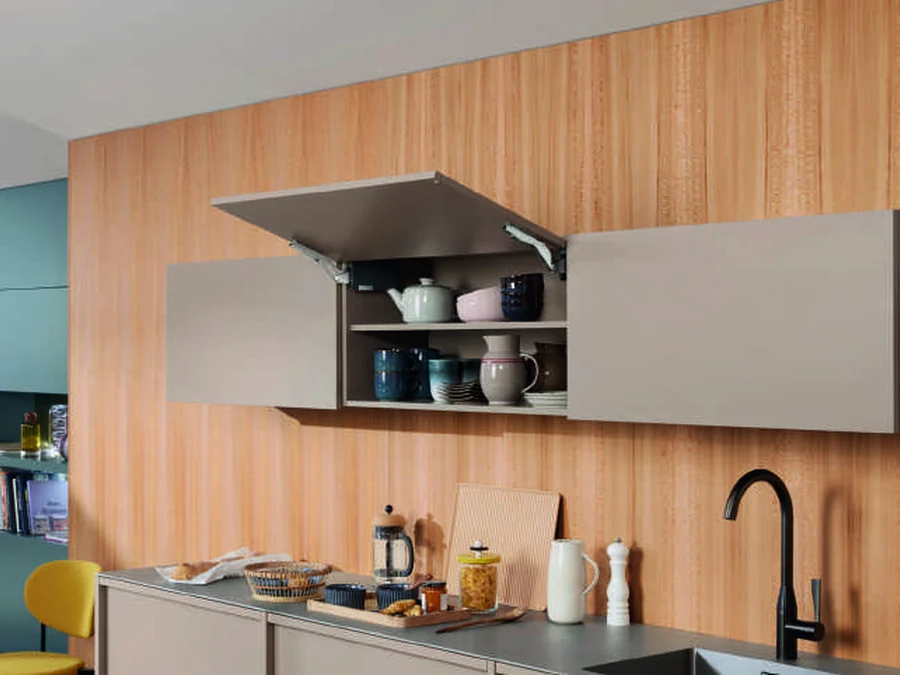 Système Aventos HK TOP 25 · Gris aluminium installé dans un meuble haut