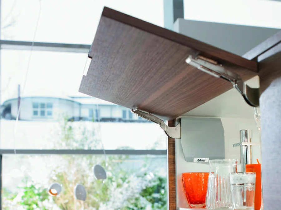 Système Aventos HK-S C · Gris aluminium installé dans un meuble haut