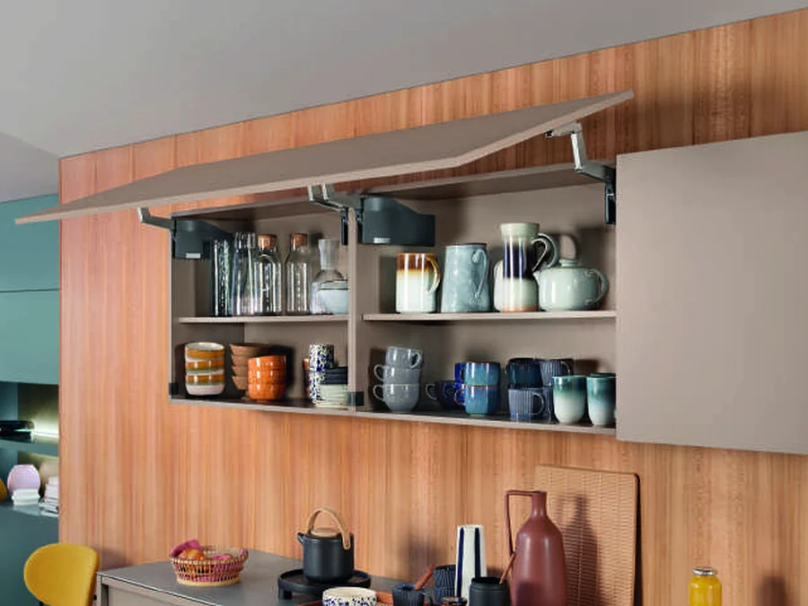 Système Aventos HS TOP 22 · porte basculante · Gris aluminium installé dans un meuble haut