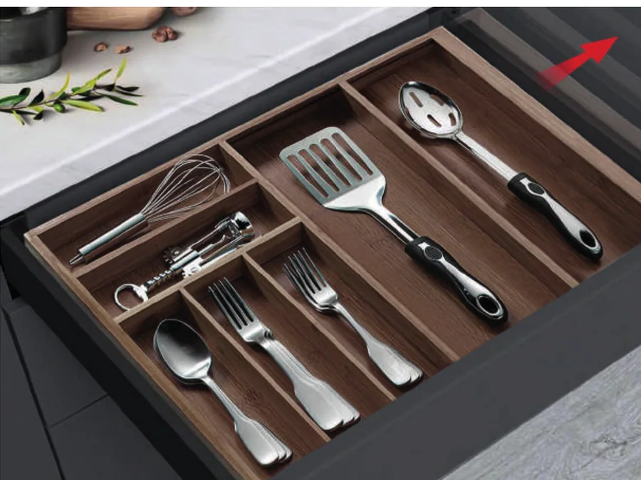 Range-couverts extensible en bambou finition noyer installé dans un tiroir de cuisine