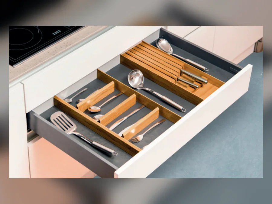 Accessoires de rangement bicolores en bois installés dans un tiroir de cuisine