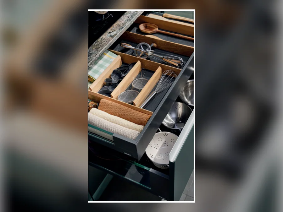 Range-couverts bicolore en bois installé dans un tiroir de cuisine