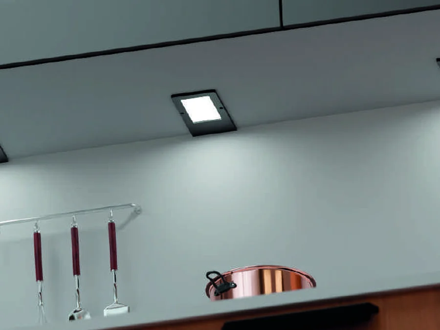 Spots tactiles installés sous des meubles hauts de cuisine