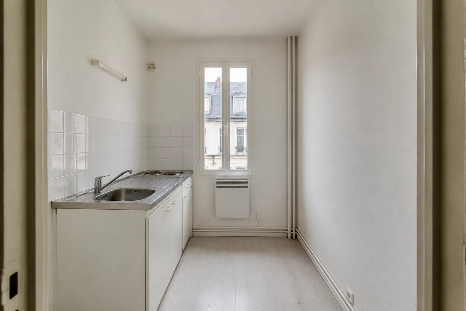 Petite cuisine avant rénovation, rangement bas uniquement