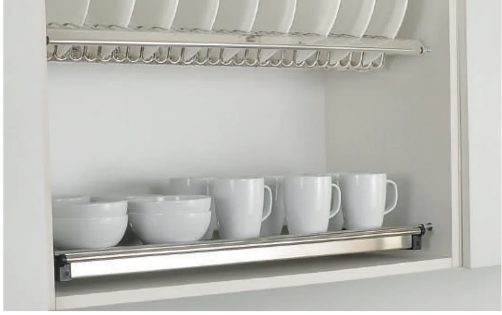 Range-assiettes en inox intégré dans un meuble haut